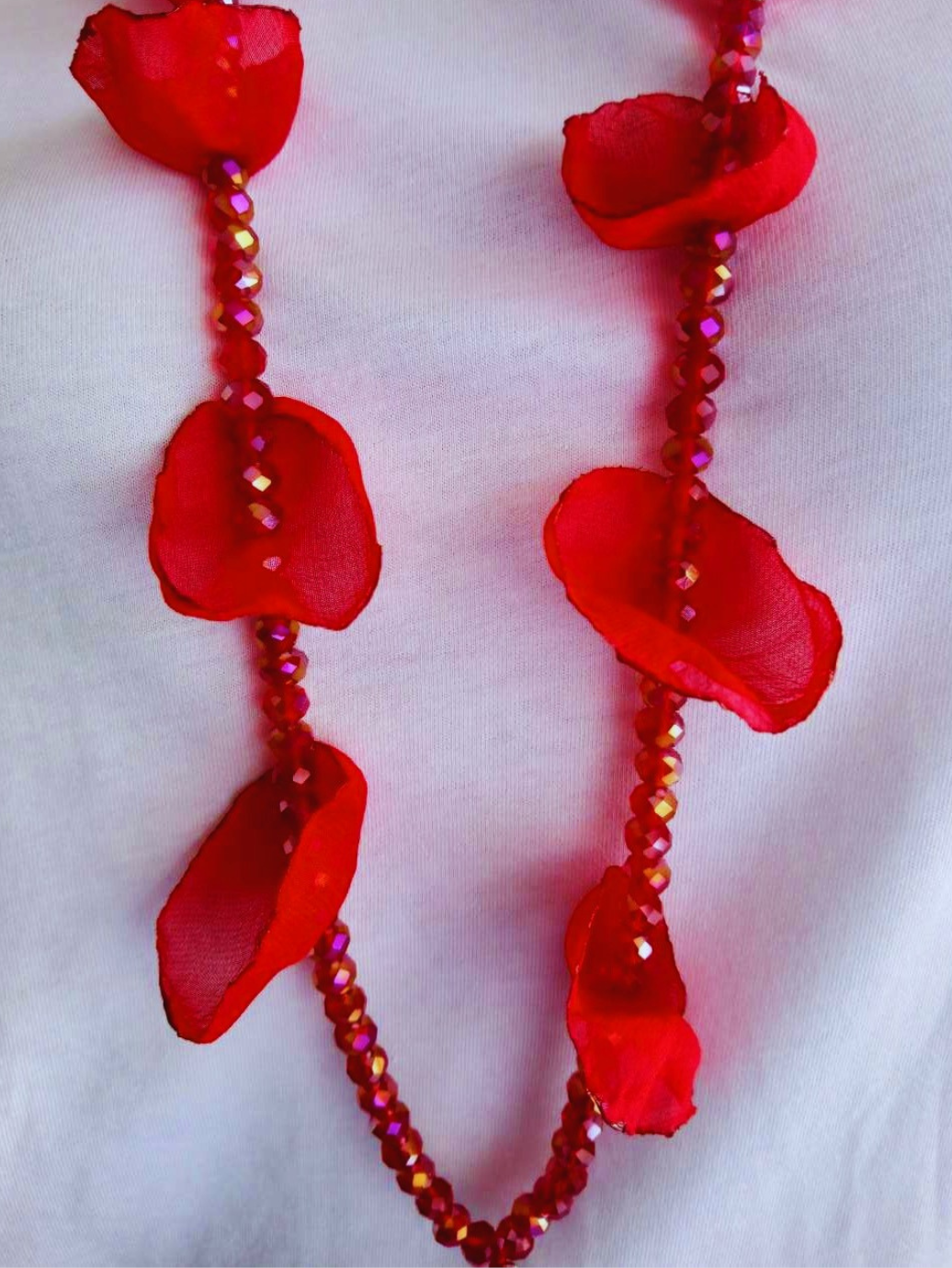 Collier sautoir en pétales de fleurs ROUGES