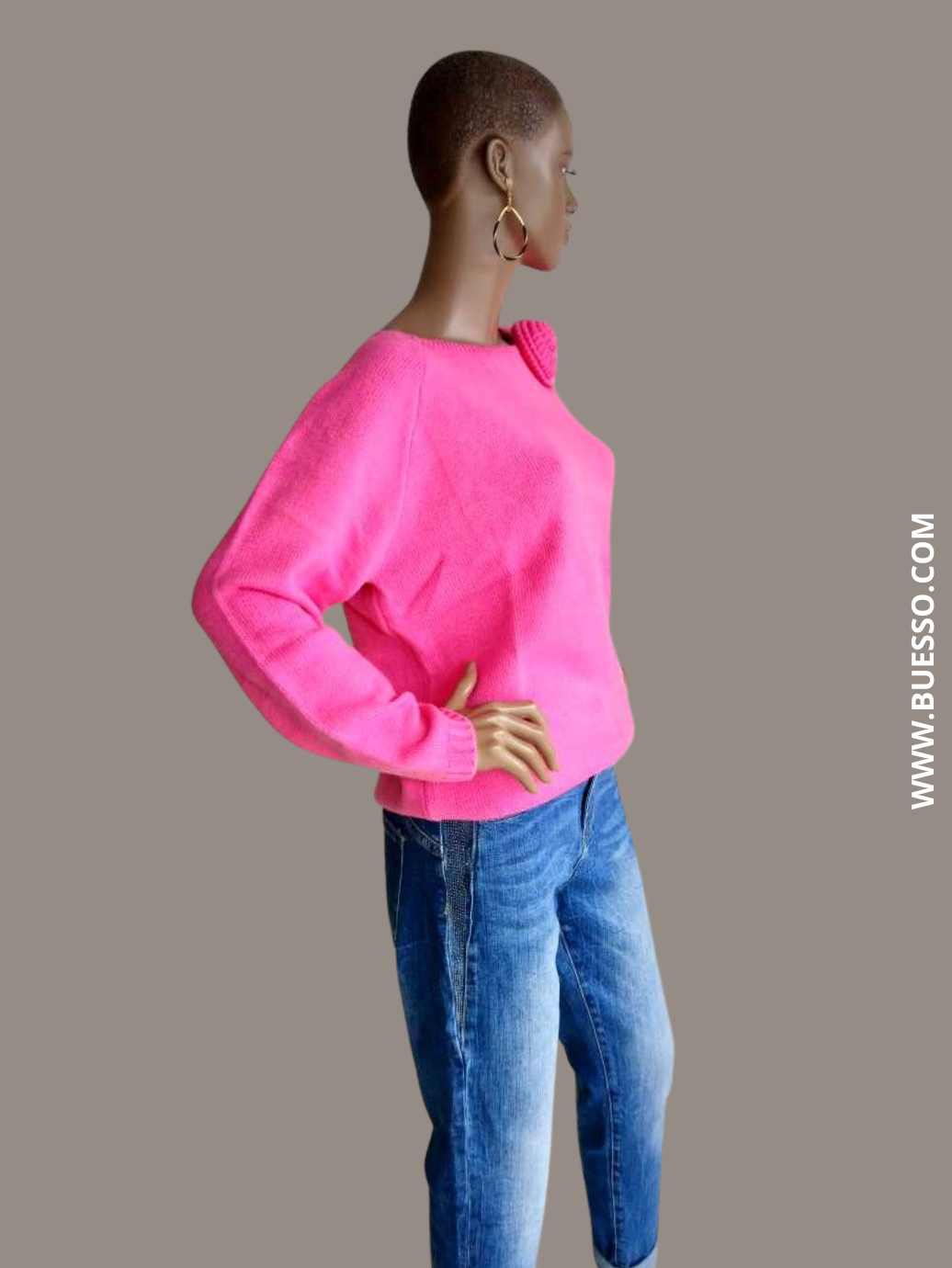 Pull rose col bateau avec une fleur sur l'épaule