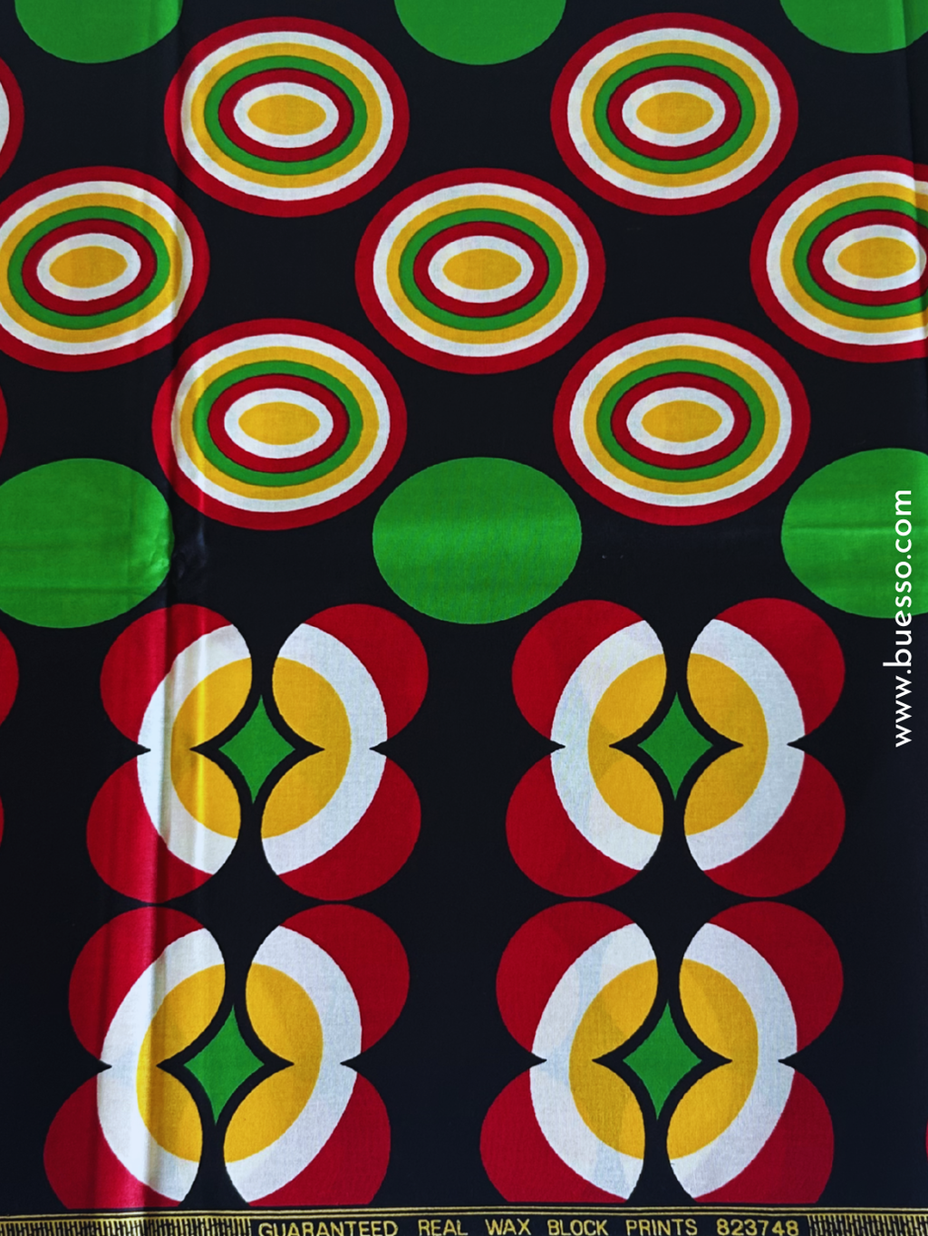 Pagne wax noir avec des motifs géométriques rouges, jaunes & verts