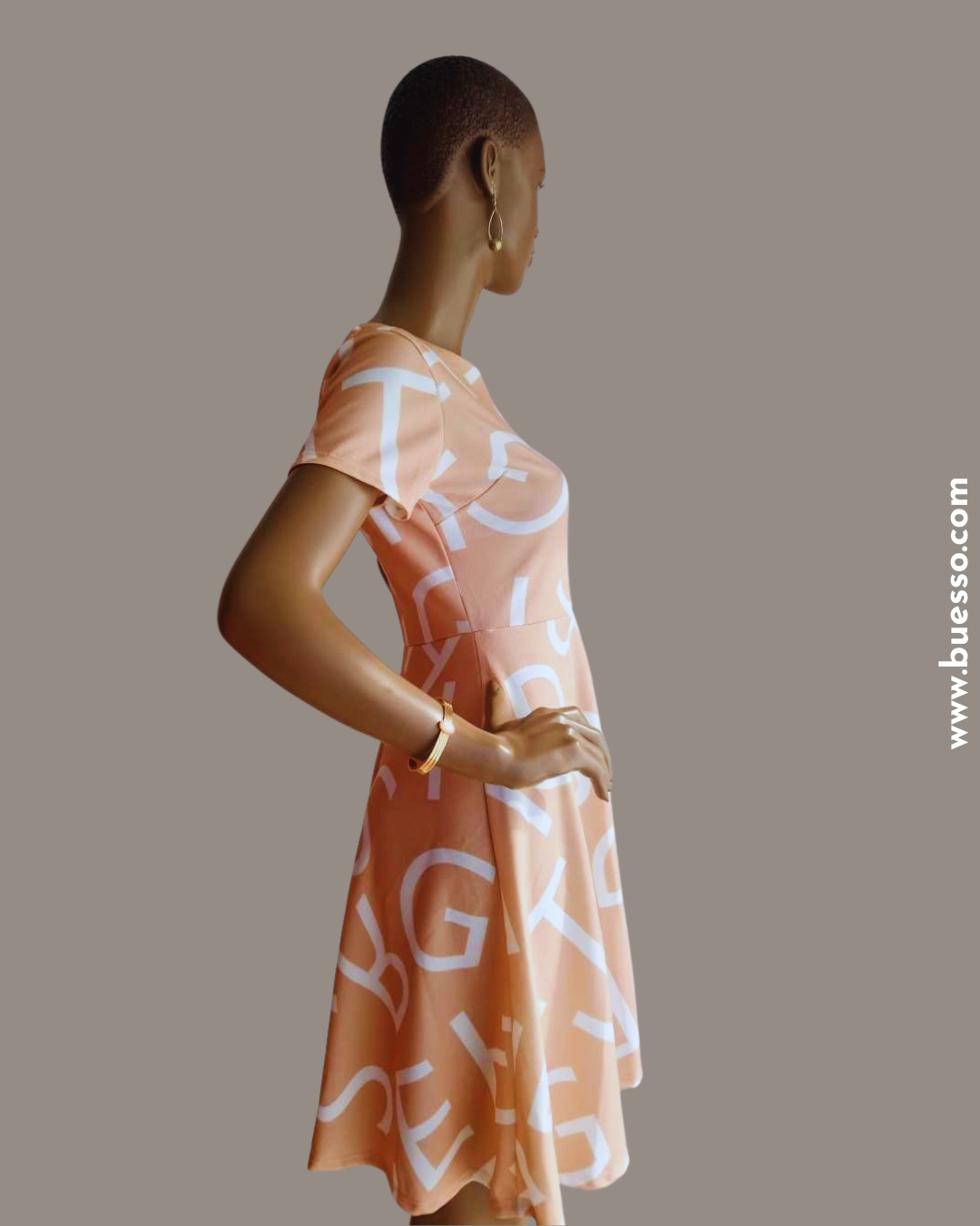 Robe beige Alphabet : L’élégance naturelle & le chic Intemporel