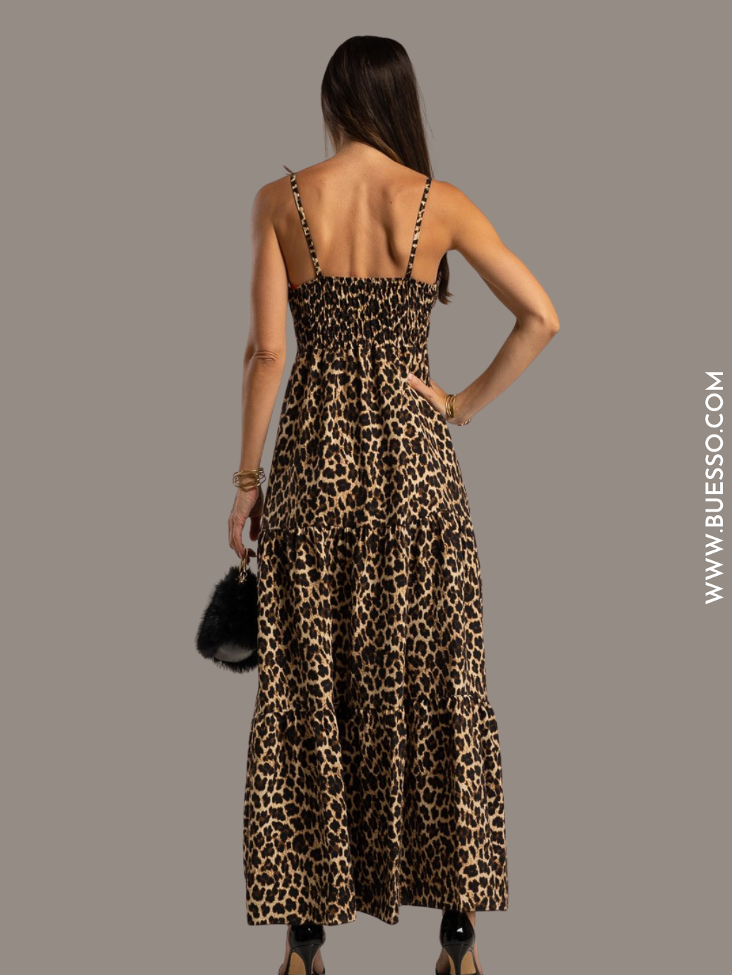 Robe léopard élégante avec boucle dorée sous poitrine