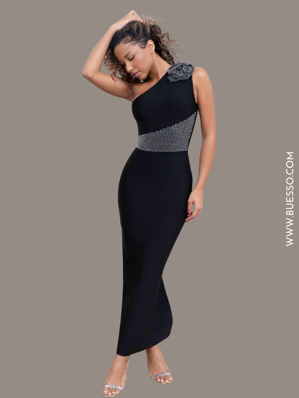 Robe épaule dénudée noire asymétrique