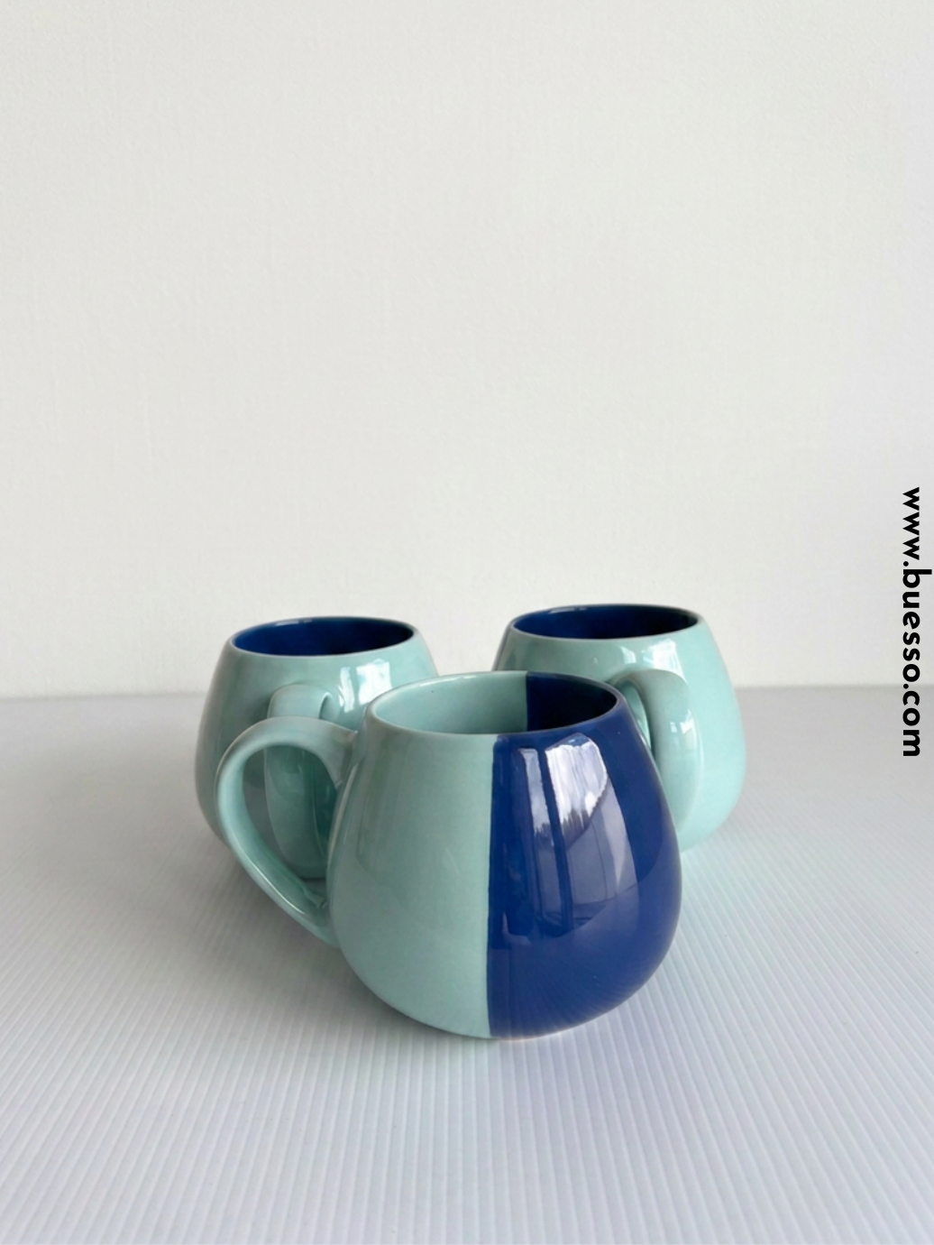 Tasse bicolore vert céladon et bleu avec anse coloré