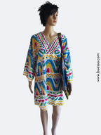 Robe de plage mi-longue multicolore au confort absolu pour vos journées ensoleillées